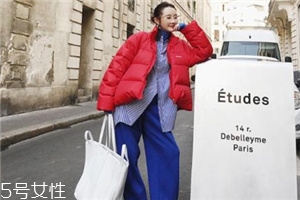 紅色羽絨服搭配什么鞋子？鞋子搭配也是關(guān)鍵