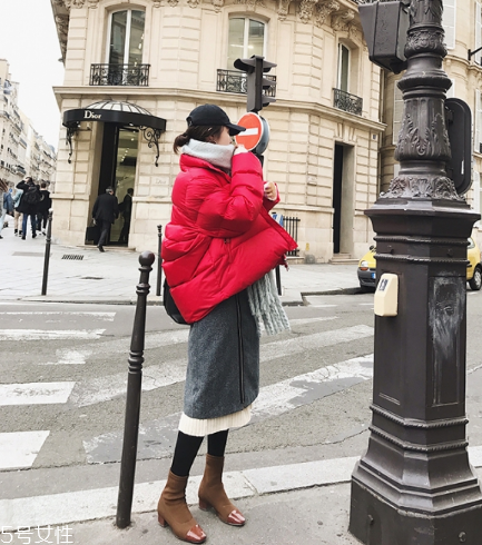 紅色羽絨服搭配什么鞋子？鞋子搭配也是關鍵