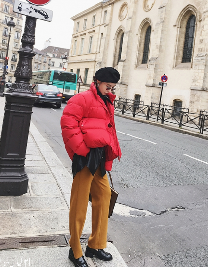 紅色羽絨服搭配什么鞋子？鞋子搭配也是關鍵