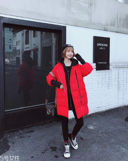 紅色羽絨服搭配什么鞋子？鞋子搭配也是關鍵