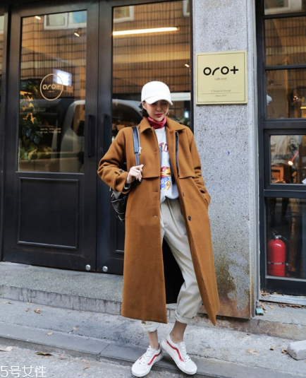 小個(gè)子適合穿過(guò)膝大衣嗎？這樣穿分分鐘視覺(jué)增高