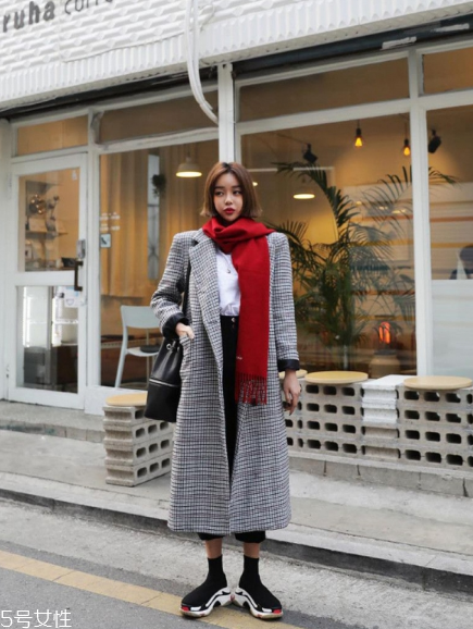 小個(gè)子適合穿過(guò)膝大衣嗎？這樣穿分分鐘視覺(jué)增高