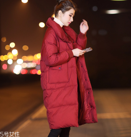 紅色羽絨服里面穿什么？保暖時尚兩不誤