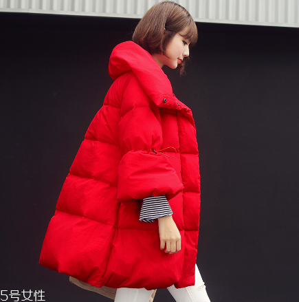 紅色羽絨服里面穿什么？保暖時尚兩不誤