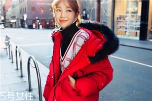 紅色羽絨服里面穿什么？保暖時尚兩不誤