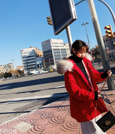 紅色羽絨服里面穿什么？保暖時尚兩不誤