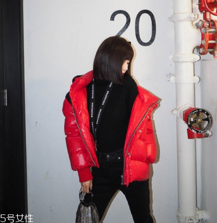 紅色羽絨服里面穿什么？保暖時尚兩不誤