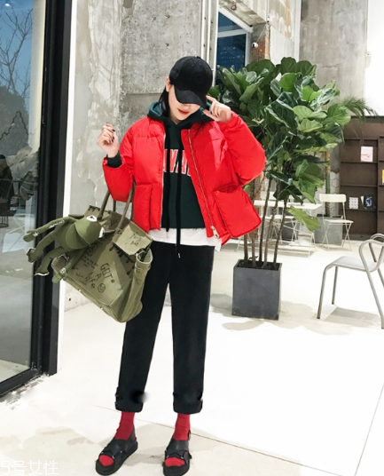 紅色羽絨服里面穿什么？保暖時尚兩不誤