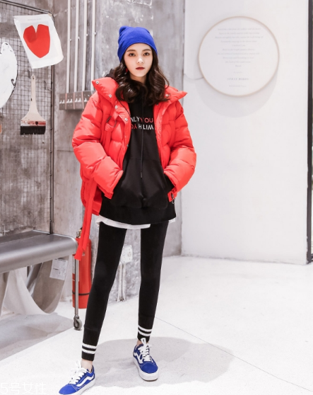 紅色羽絨服里面穿什么？保暖時尚兩不誤