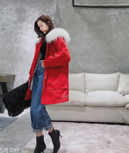 紅色羽絨服搭配什么褲子？四種混搭讓你潮范兒十足