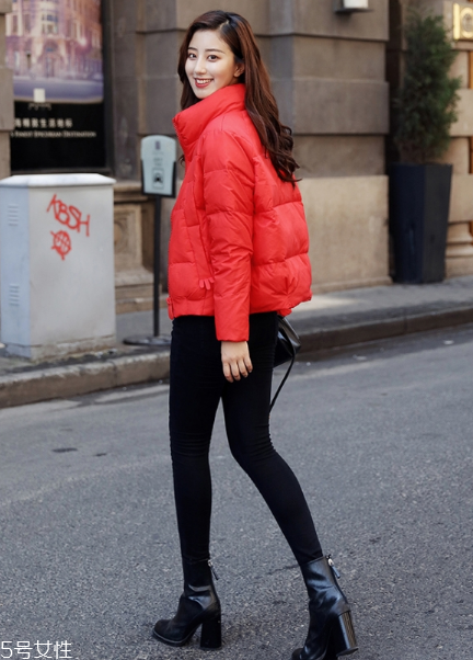 紅色羽絨服搭配什么褲子？四種混搭讓你潮范兒十足