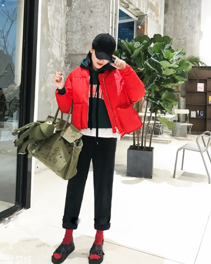 紅色羽絨服搭配什么褲子？四種混搭讓你潮范兒十足