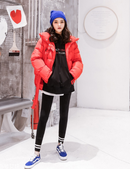 紅色羽絨服搭配什么褲子？四種混搭讓你潮范兒十足