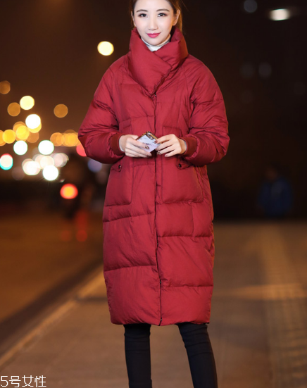 紅色羽絨服搭配什么褲子？四種混搭讓你潮范兒十足