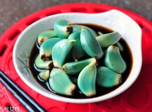 臘八蒜放冷的地方還是熱的地方好？視情況而定