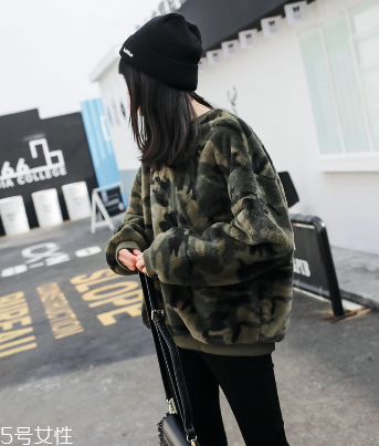 冬天衛(wèi)衣怎么穿更時(shí)髦？小心機(jī)教你把衛(wèi)衣穿出時(shí)尚感