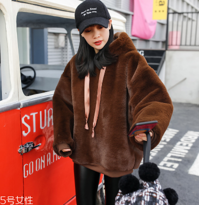 冬天衛(wèi)衣怎么穿更時(shí)髦？小心機(jī)教你把衛(wèi)衣穿出時(shí)尚感