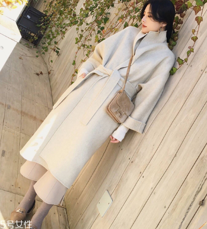 大衣要買大一號嗎？不只是顯瘦顯高那么簡單