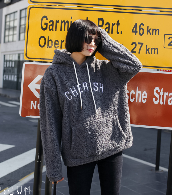 冬天衛(wèi)衣怎么穿更時(shí)髦？小心機(jī)教你把衛(wèi)衣穿出時(shí)尚感