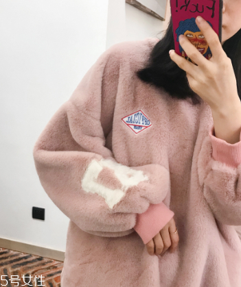 冬天衛(wèi)衣怎么穿更時(shí)髦？小心機(jī)教你把衛(wèi)衣穿出時(shí)尚感