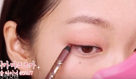 眼影需要卸妝嗎？閃亮海灘眼妝教程