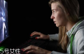 熬夜長膘什么原因？疲勞使人食欲大開