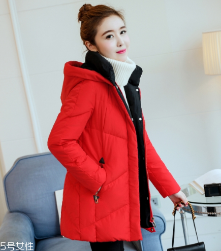 紅色羽絨服搭配什么顏色毛衣？色彩搭配不止黑白灰