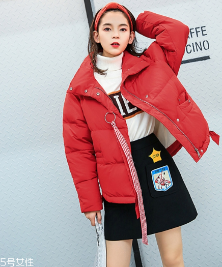 紅色羽絨服搭配什么顏色毛衣？色彩搭配不止黑白灰