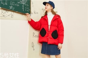 紅色羽絨服搭配什么顏色毛衣？色彩搭配不止黑白灰