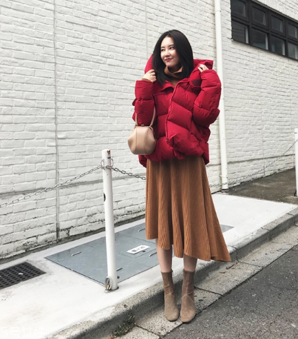 紅色羽絨服搭配什么顏色毛衣？色彩搭配不止黑白灰