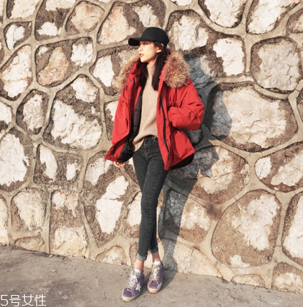紅色羽絨服搭配什么顏色毛衣？色彩搭配不止黑白灰