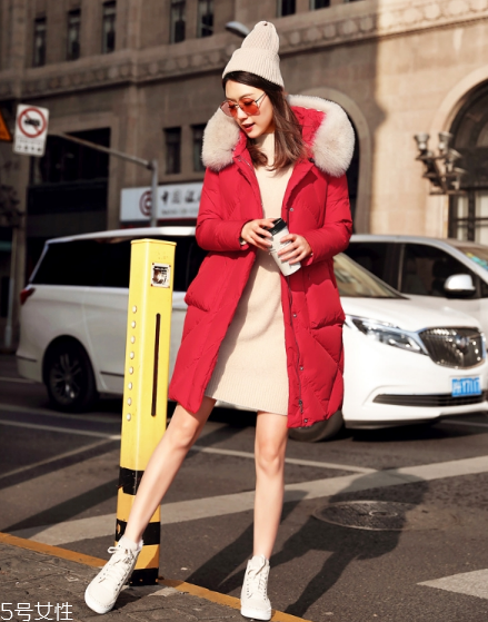 紅色羽絨服搭配什么顏色毛衣？色彩搭配不止黑白灰