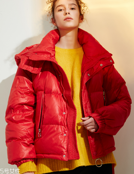 紅色羽絨服搭配什么顏色毛衣？色彩搭配不止黑白灰