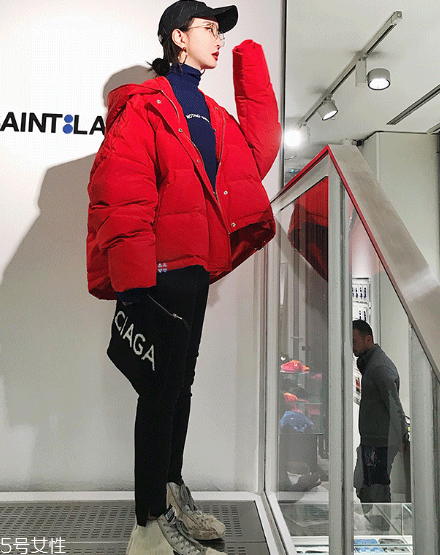 紅色羽絨服搭配什么顏色毛衣？色彩搭配不止黑白灰