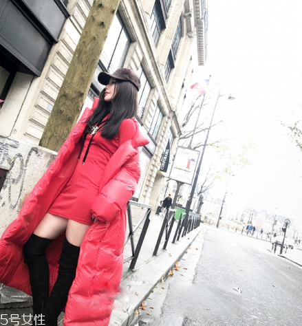 紅色羽絨服搭配什么顏色毛衣？色彩搭配不止黑白灰