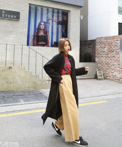 過膝大衣配什么褲子？各種混搭瞬間出眾