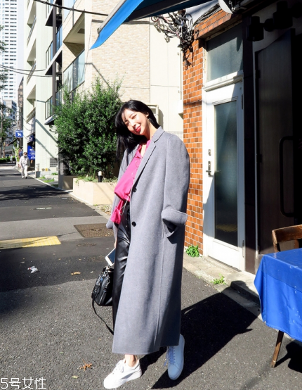 過膝大衣配什么褲子？各種混搭瞬間出眾