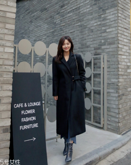 過膝大衣配什么褲子？各種混搭瞬間出眾