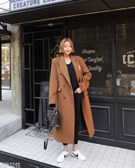 過膝大衣配什么褲子？各種混搭瞬間出眾