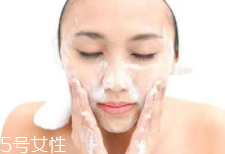 潔面乳和洗面奶是一種產(chǎn)品嗎？洗面奶適合干皮