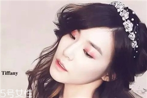tiffany和pony酒紅色眼妝教程 化妝所需產品