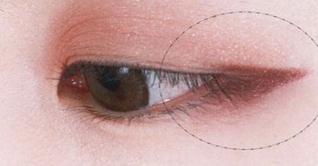 眼線筆可以用什么代替？手邊沒有眼線筆可以這樣做