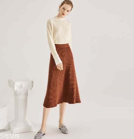 過膝長裙怎么搭配？冬日的花樣穿搭