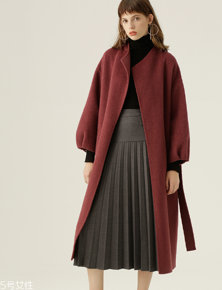過膝長裙怎么搭配？冬日的花樣穿搭