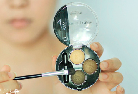 tiffany和pony酒紅色眼妝教程 化妝所需產品