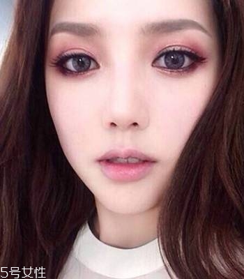 tiffany和pony酒紅色眼妝教程 化妝所需產品