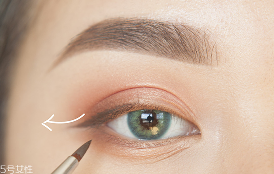 如何化妝使眼睛變大？落日線放大雙眼