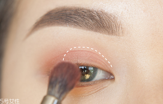 如何化妝使眼睛變大？落日線放大雙眼