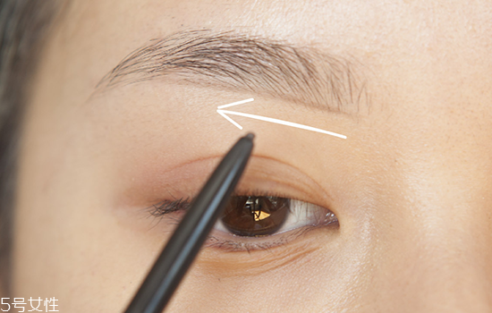 如何化妝使眼睛變大？落日線放大雙眼