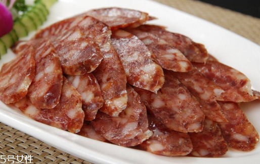 怎樣判斷臘腸煮熟了沒(méi)有？筷子戳一戳最為直接